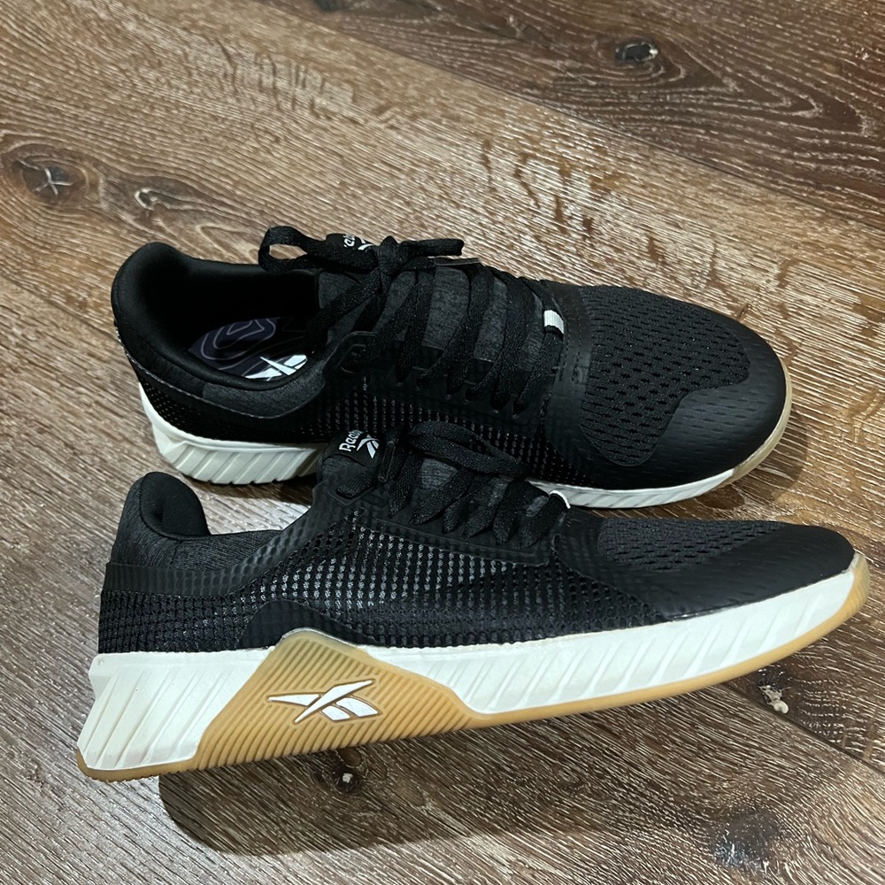 NWOT Reebok Black and White sneaker Shoes size 6